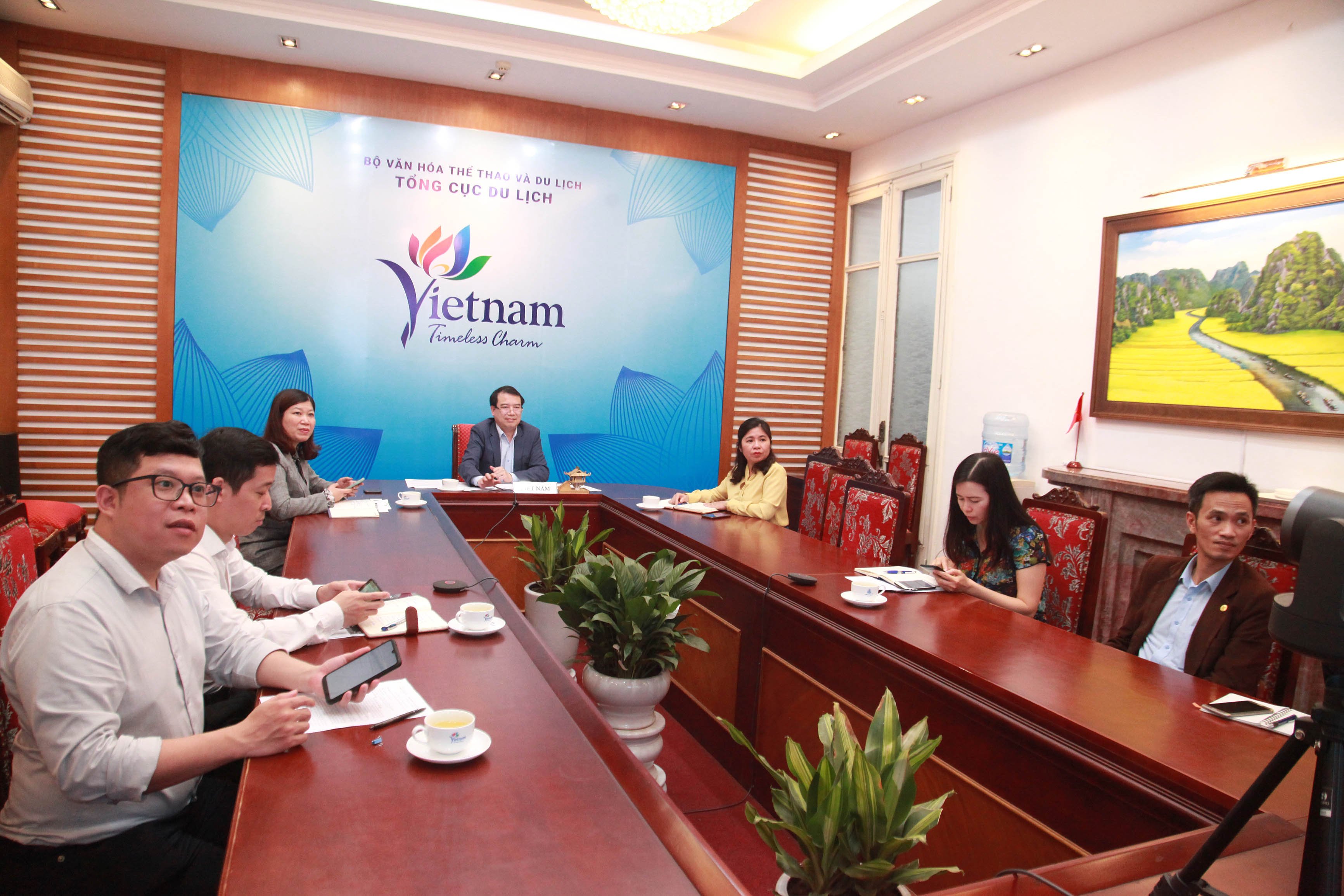 Phó Tổng cục trưởng TCDL Hà Văn Siêu chủ trì hội thảo trực tuyến tại điểm cầu Hà Nội.